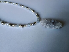 Collar piedra natural humo claro y cristales