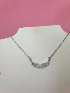 cadena de acero quirúrgico con dije de alas con strass