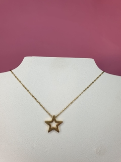 cadena acero dorado con dije de estrella calada