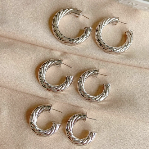 Argola Tubular Riscada Rodio Branco