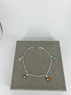 Pulseira margarida color pendurada .