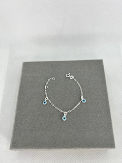 Pulseira para bebê com olho grego pendurado .