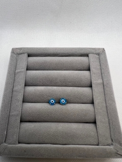 Brinco olho grego azul claro 6 mm.