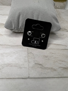 Conjunto de brincos Mickey com bolinha de prata .