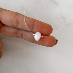 Colar fio de nylon com pérola Barroca.