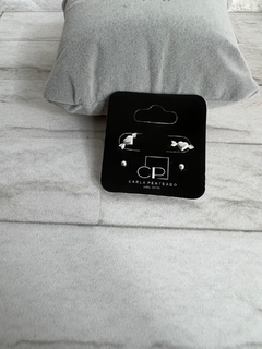 Conjunto de brincos coração flechado e bolinha .