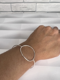 Bracelete círculo vazado G ajustável. - comprar online
