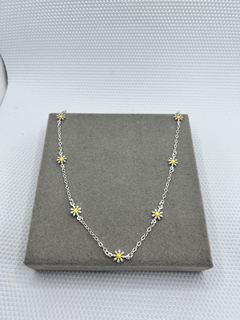 Colar choker margaridas brancas.