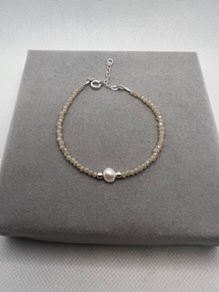 Pulseira cristais marfim , pérola natural e prata .