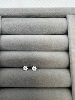 Brinco mini flor .