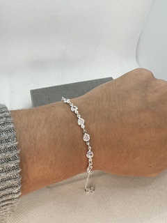 Pulseira corações em zircônia. na internet