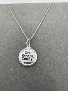 Colar frase Ore Espere Confie.