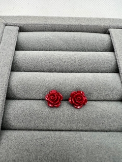 Brinco rosa vermelha resinada.