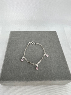 Pulseira para bebê com zircônias rosa.