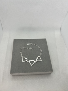 Pulseira corações grandes.