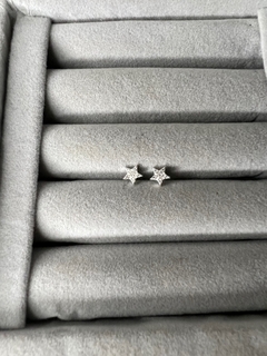 Brinco estrela cravejada.