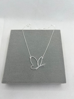 Colar borboleta minimalista. - comprar online