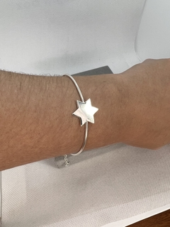 Bracelete estrela ajustável.