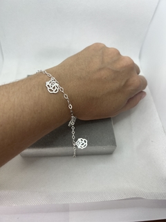 Pulseira rosas penduradas. - comprar online