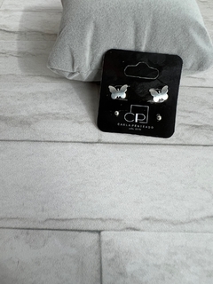 Conjunto de brincos borboleta modelo chapa e bolinha.