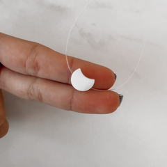 Colar fio de nylon lua em madrepérola.