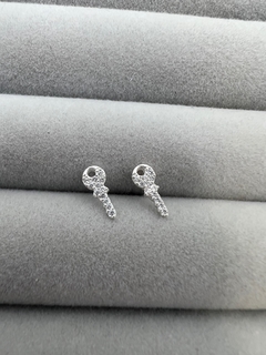 Brinco mini chave toda cravejada de zircônias.