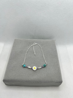 Pulseira margarida em madrepérola com pedras turquesa.