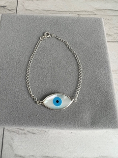 Pulseira olho grego navete em madrepérola.
