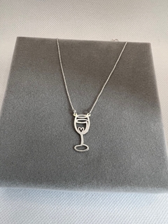 Colar 45 cm vinho , modelo embutido .