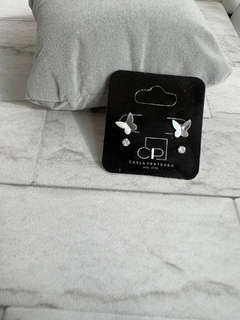 Conjunto de brincos borboleta e zircônia.