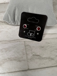 Conjunto de brincos zircônia embutida vermelha e zircônia.