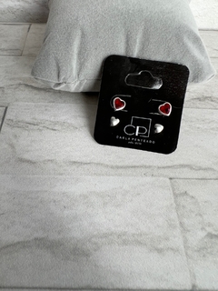 Conjunto de brincos coração vermelho e coraçãozinho.