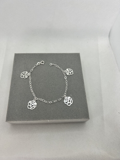 Pulseira rosas penduradas.