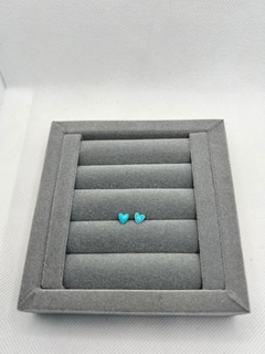 Brinco mini coração em resina azul turquesa.