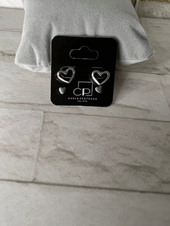 Conjunto de brincos corações.