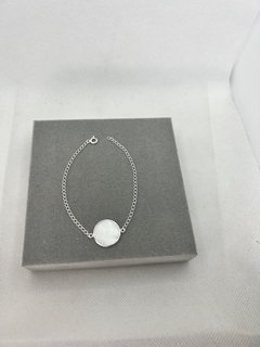Pulseira círculo madrepérola regulável.