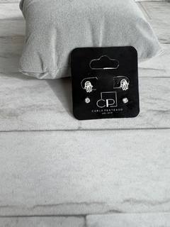 Conjunto de brincos mão de Hamsá e zircônia.
