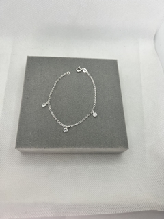 Pulseiras zircônias penduradas .