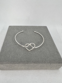 Bracelete coração vazado M ajustável.