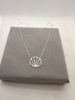 Colar concha minimalista .
