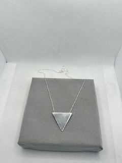 Colar 45 cm triângulo espelhado G.