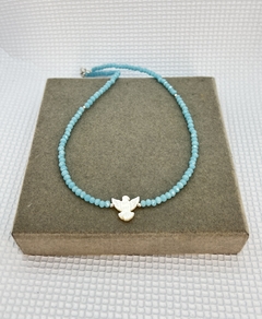 Colar choker cristais turquesa com Divino Espirito Santo em madrepérola.
