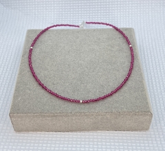 Colar choker cristais rosa escuro. - comprar online