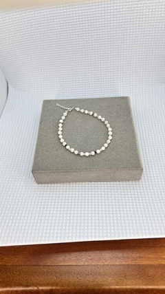 Pulseira esferas de madrepérola com cristais coloridos . - comprar online