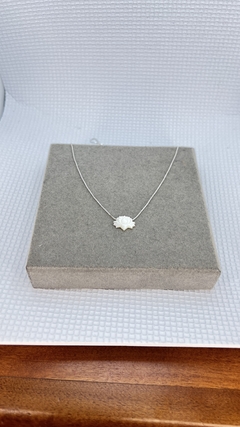 Colar flor de lótus P em madrepérola. - comprar online