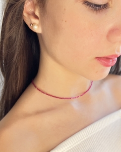 Colar choker cristais rosa escuro.