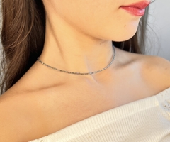 Colar choker cristais cinza .