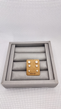 Trio de zircônias embutidas. - comprar online