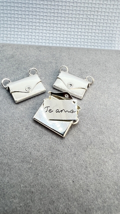 Colar cartinha com envelope escrito Te amo. na internet