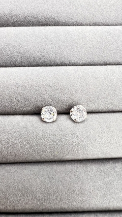 Brinco zirconia redonda .